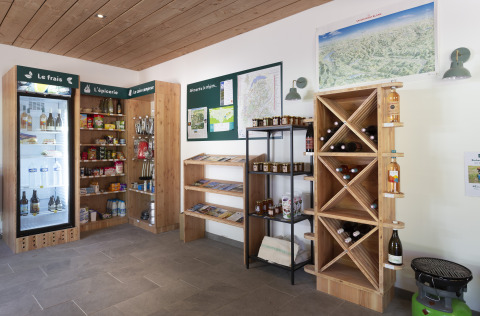 Boutique avec produits locaux et cartes à Huttopia Vanoise – Bozel – Glamping Savoie en France.