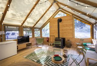 Interieur van glampingaccommodatie bij Huttopia Vanoise – Bozel met houtafwerking en moderne voorzieningen.