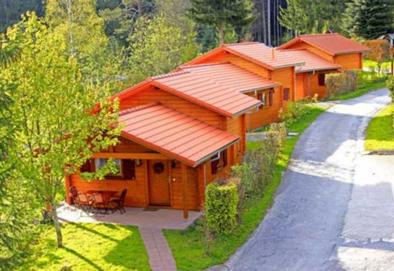 Bungalow in legno a Natur-Camping Langenwald - Glampingaccomodaties Baden-Württemberg, vicino alla foresta.