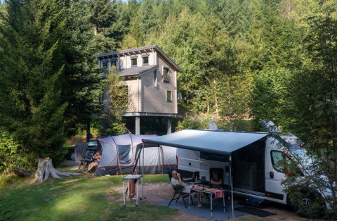 Glamping op Natur-Camping Langenwald met tent, camper en modern huis tussen het groen in Baden-Württemberg.