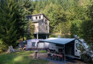 Glamping op Natur-Camping Langenwald met tent, camper en modern huis tussen het groen in Baden-Württemberg.