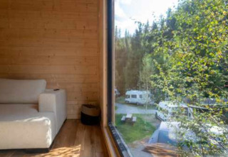 Uitzicht vanuit glampingaccommodatie bij Natur-Camping Langenwald op campers en natuur in Baden-Württemberg.