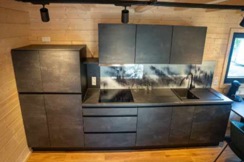 Moderne zwarte keuken in een glampingaccommodatie bij Natur-Camping Langenwald, Baden-Württemberg.