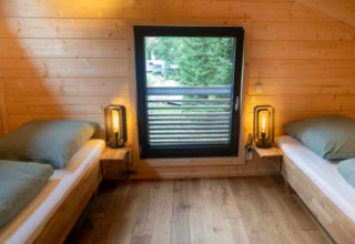 Binnenaanzicht van een glampingaccommodatie bij Natur-Camping Langenwald in Baden-Württemberg, Duitsland.