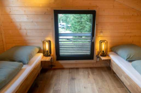 Interieur van een glampingaccommodatie bij Natur-Camping Langenwald in Baden-Württemberg, Duitsland.