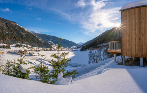 Snowy mountain landscape at HOCHoben - Chalets Oostenrijk glamping with wooden cabins and valley views.