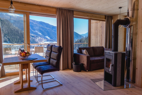 Hébergement glamping confortable chez HOCHoben - Chalets Oostenrijk avec vue sur montagnes et poêle à bois.