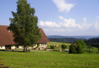 Hébergement glamping Äckerhof – pods dans la Forêt-Noire avec vue panoramique sur prés et forêts.