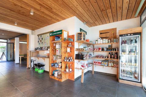 Negozio interno presso Huttopia Winter Chalets – Divonne Les Bains con alimenti, bevande e articoli da campeggio.