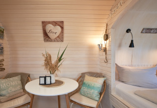 Gezellige iglohut met zitgedeelte, tafel en bed, glamping accommodatie in Tangermünde, Saksen-Anhalt.