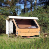 Glamping accommodation called 'Uhlenköper-Camp Uelzen - Slaapmand Nedersaksen' in nature with a wooden hut.