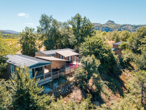 Hébergements glamping du Camping La Chapoulière - Glamping Ardèche, chalets modernes en pleine nature.