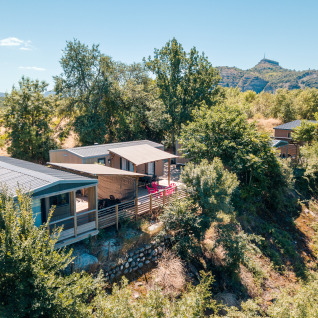 Alloggi glamping al Camping La Chapoulière - Glamping Ardèche, bungalow moderni immersi nella natura collinare.