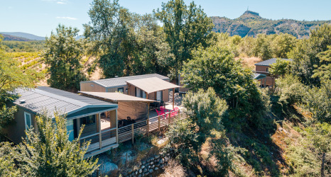 Hébergements glamping du Camping La Chapoulière - Glamping Ardèche, chalets modernes en pleine nature.