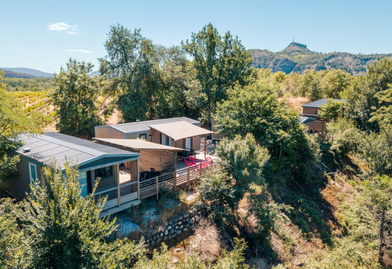 Alojamientos glamping en Camping La Chapoulière - Glamping Ardèche, cabañas modernas en entorno natural y montañoso.