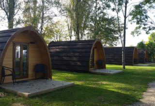 Flotte glamping-hytter på Campingpark Rerik omringet af grønne træer, ideelt til afslapning i naturen.