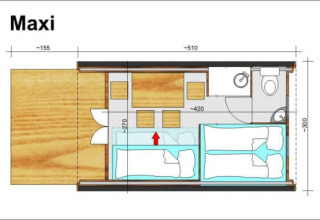 Planimetria Maxi glamping al Campingpark Rerik con letti, bagno, tavolo e pavimento in legno.