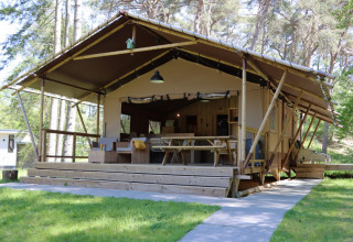 Glamping accommodatie bij Vakantiepark Ommerland – Safaritenten Overijssel, met open veranda in het bos.