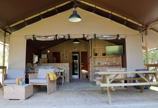 Hébergement glamping au Vakantiepark Ommerland – Safaritenten Overijssel avec espace salon extérieur.