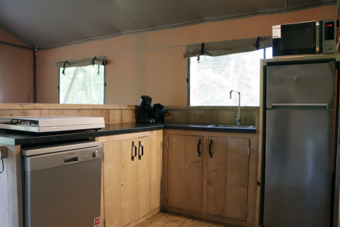 Keuken in glampingaccommodatie bij Vakantiepark Ommerland – Safaritenten Overijssel met apparatuur.