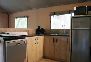 Cuisine d’un hébergement glamping au Vakantiepark Ommerland – Safaritenten Overijssel avec équipements modernes.