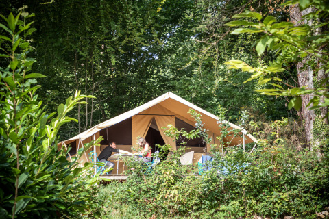 Glamping indkvartering i naturen ved Huttopia Douarnenez – Glamping Bretagne med gæster foran telt.