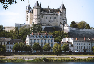 Vista di un castello francese sul fiume vicino a Huttopia Saumur - Glamping Pays de la Loire campeggio.