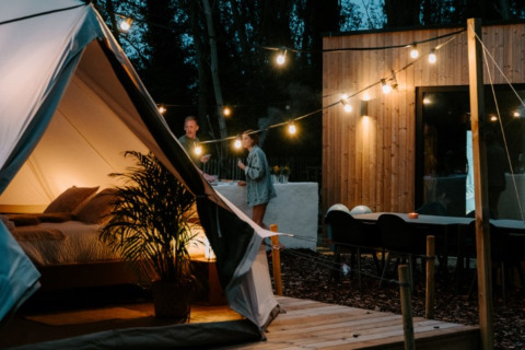 Boszee glampingtenten in West-Vlaanderen met gezellige sfeer, lichtjes en moderne houten faciliteiten.