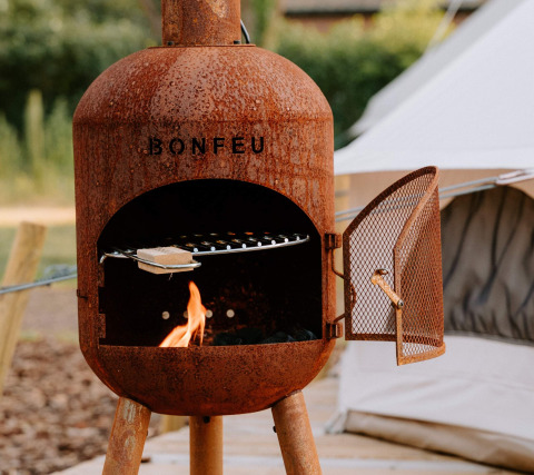 Udendørs brændeovn ved glamping telt hos Boszee - Glampingtenten West-Vlaanderen i naturen.