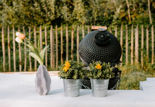Bloemen in potten en barbecue bij Boszee Glampingtenten West-Vlaanderen, perfecte glampinglocatie.