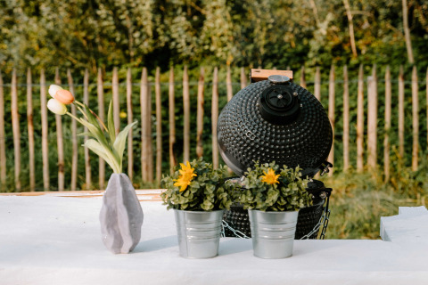 Bloemen in potten en barbecue bij Boszee Glampingtenten West-Vlaanderen, perfecte glampinglocatie.