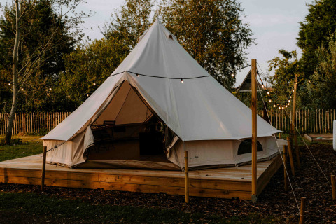 Glampingtelt på trædæk med lyskæder i naturskønne omgivelser hos Boszee - Glampingtenten West-Vlaanderen.
