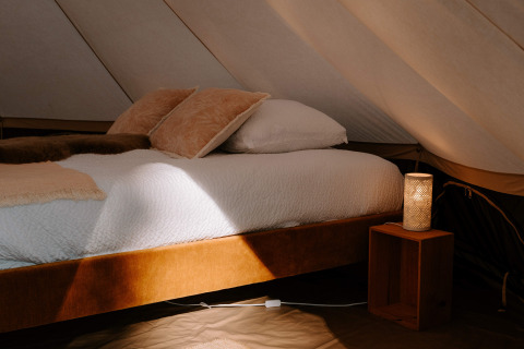 Tenda glamping accogliente con letto comodo e illuminazione calda presso Boszee - Glampingtenten West-Vlaanderen.