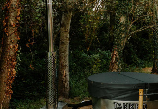 Bain nordique extérieur chauffé au bois avec cheminée et couvercle en forêt chez Boszee Glampingtenten West-Vlaanderen.