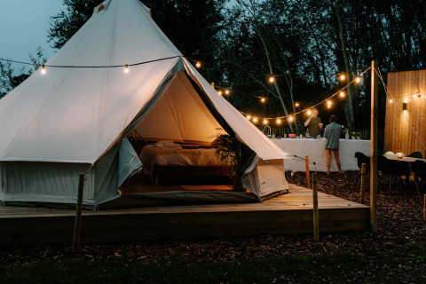 Glamping di lusso Boszee - Glampingtenten West-Vlaanderen con tenda illuminata e area relax all'aperto.