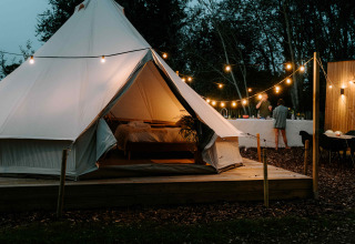 Gezellige glampingtent bij Boszee - Glampingtenten West-Vlaanderen met sfeerverlichting en buitenruimte.