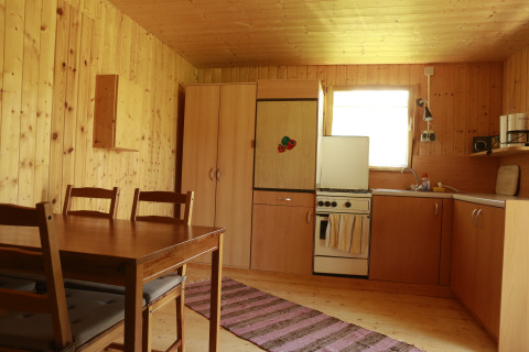 Cuisine de cabane glamping en bois avec table à manger chez Kano & Kamp Aqua Hema- Blokhutten Beieren.