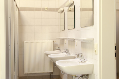 Lavabi e specchi puliti nel bagno comune del glamping Kano & Kamp Aqua Hema- Blokhutten Beieren.