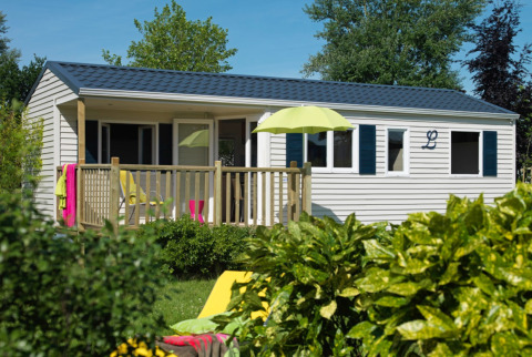Hébergement de glamping Eifelidyll de luxe en Rhénanie-Palatinat, avec terrasse, transats et verdure.