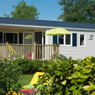 Hébergement de glamping Eifelidyll de luxe en Rhénanie-Palatinat, avec terrasse, transats et verdure.