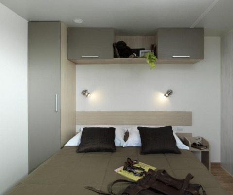 Moderne glampingaccommodatie bij Eifelidyll - Luxe kamperen Rijnland-Palts met gezellig tweepersoonsbed.