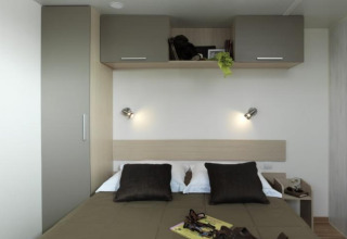 Hébergement glamping moderne à Eifelidyll - Luxe kamperen Rheinland-Pfalz, lit double et rangements pratiques.