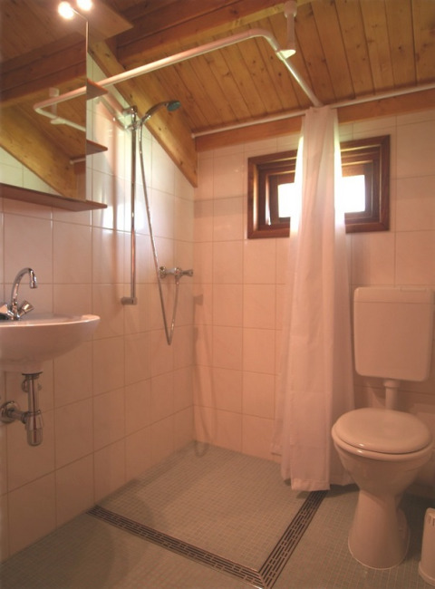 Bagno con doccia, lavandino e WC nel glamping Eifelidyll - Luxe kamperen Rijnland-Palts