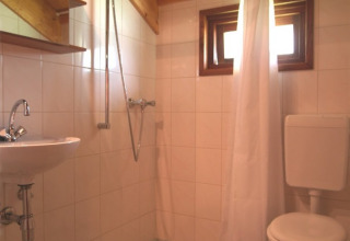 Salle de bain avec douche, lavabo et toilettes en glamping Eifelidyll - Luxe kamperen Rijnland-Palts