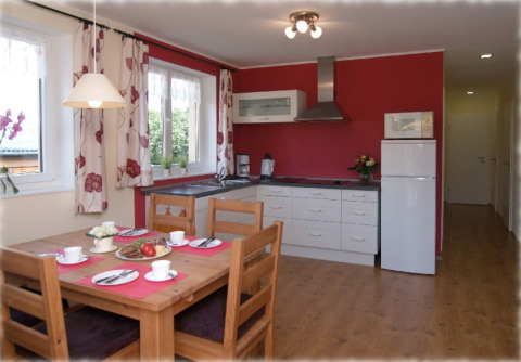 Moderne keuken en eetkamer van Eifelidyll, luxe kamperen in Rijnland-Palts, Duitsland.