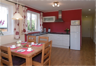 Moderne keuken en eetruimte in Eifelidyll, luxe kamperen in Rijnland-Palts, Duitsland.