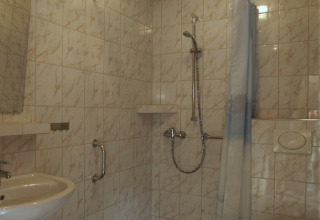 Bagno accessibile con doccia, wc rialzato e lavandino presso Eifelidyll glamping in Renania-Palatinato.