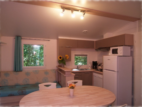 Alloggio glamping moderno con cucina e zona pranzo a Eifelidyll - Luxe kamperen, Renania-Palatinato.