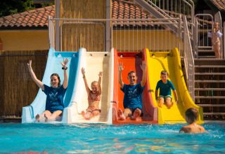 Gezinnen genieten van waterglijbanen bij Trasimeno Glamping Resort, blije kinderen en volwassenen in het zwembad.