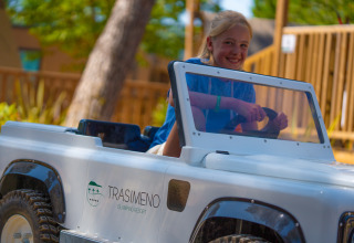 Enfant conduisant une petite voiture au Trasimeno Glamping Resort, Vacanze col Cuore en Italie.